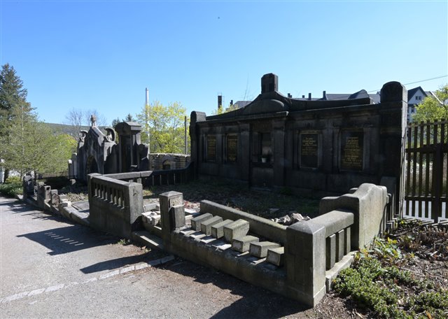 Große Familiengräber auf dem Auer Friedhof |
Foto: Ralf Wendland